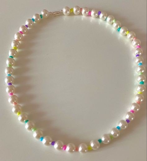 Necklace Beads Aesthetic, Pearl Necklace Beads, Beads Aesthetic, Pulseras Kandi, Diy Jewelry Rings, Preppy Jewelry, Rainbow Pearl, Pearl Beaded Necklace, Indie Jewelry