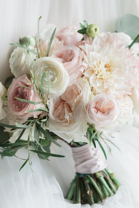 Minimalist Romantic Wedding, Soft Pink And White Wedding Flowers, Blush And White Wedding Flowers, Blush Beach Wedding, August Wedding Decor, Wedding Bouquets Light Pink, Pale Pink Flowers Wedding, Wedding Bouquets Soft Pink, Bridal Bouquet Light Pink