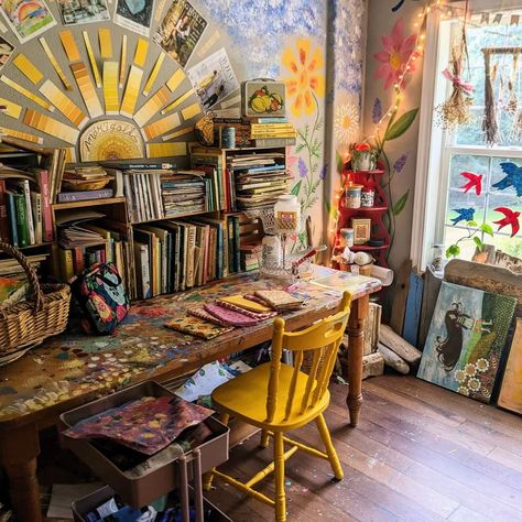 Retro Art Studio, Bohemian Art Studio, Maximalist Craft Room, Tiny Art Studio Space, Small Art Studio Ideas, Creative Workspace Inspiration, Hobby Room Design, Home Art Studio, Artistic Room