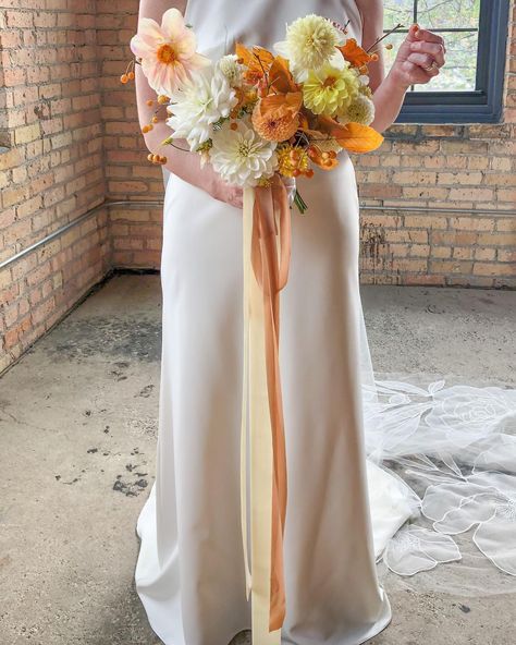 October Bride, Yellow Bridal Bouquet, Beech Leaves, Yellow Bridal Bouquets, Orange Bridal Bouquet, Yellow Bouquets, Bridal Bouquet Fall, Bridal Bouquet Flowers, Fall Color Palette