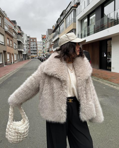 Say hello to my new favorite jacket 🤍 Fur Collar Jacket, Women Overcoat, Collar Jacket, Fur Collar, Fur Collars, Say Hello, Stay Warm, Coats Jackets, Jackets For Women