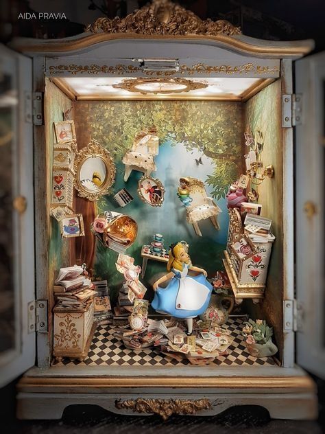 Alice In Wonderland Shadow Box Art, Disney Miniatures Diy, Alice In Wonderland Mixed Media Art, Alice In Wonderland Diorama Diy, Alice In Wonderland Booknook, Alice In Wonderland Shadow Box Ideas, Alice In Wonderland Dollhouse, Alice In Wonderland Miniatures, Alice In Wonderland Book Nook