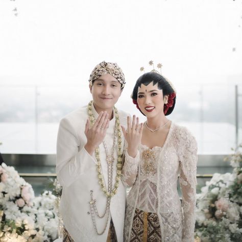 Akad Nikah Jawa, Chicco Kurniawan, Wedding Jawa, Moodboard Wedding, Javanese Wedding, Pre Wedding Photoshoot Props, Kebaya Wedding, Foto Wedding, Wedding Photoshoot Props