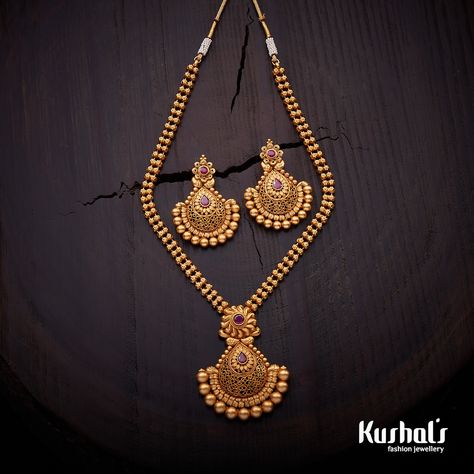 Beautifully crafted #antique #necklace with #ruby  and plated with gold polish Tanishq Gold Jewellery, Tanishq Jewellery Gold Necklaces Antique, Antique Necklaces Design, Rings Ideas, Gold Jewelry Simple Necklace, Gold Mangalsutra Designs, Gold Necklace Indian Bridal Jewelry, Gold Jewelry Stores, Gold Pendant Jewelry