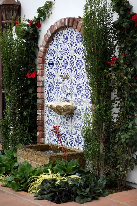 Mexican Fire Pit Ideas Backyard, Mediterranean Courtyard Ideas, Spanish Style Driveway, Hacienda Patio, Mexican Backyard, Outdoor Wall Fountains, Front Of House Ideas, Hacienda Style Homes, Mexican Home