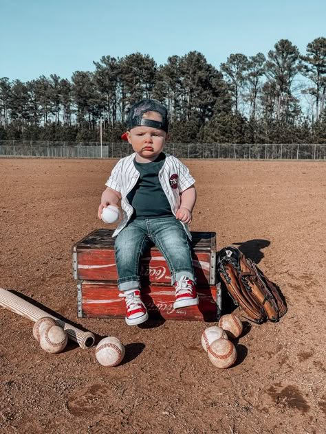 Baseball Mini Session, Baseball Themed Photo Shoot, Baseball Birthday Photo Shoot, Baseball Birthday Pictures, Rookie Of The Year First Birthday Pictures, Rookie Of The Year First Birthday Outfit, First Birthday Baseball Theme Pictures, Baseball One Year Old Photoshoot, Baseball Themed First Birthday Pictures