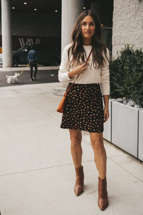 Floral Mini Skirt Outfit, Fall Mini Skirt Outfit, Office Skirt Outfit, A Line Skirt Outfits, Fall Mini Skirt, Outfit For Petite Women, Outfits For Petite, Spring Skirt Outfits, Mini Skirt Outfit