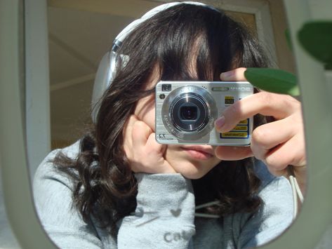 Camera Mirror Selfie, Digicam Photos, Bob With Fringe Bangs, Short Bob With Fringe, Bob With Fringe, Girls With Cameras, Hazel Green, Digi Cam, Camera Digital