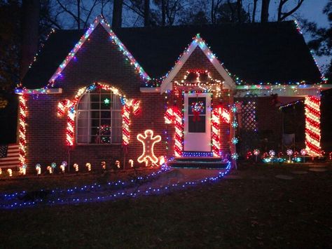 Christmas Lights Outside Gingerbread House, Christmas Decor Exterior Lights, Outdoor Christmas Lights Gingerbread House, Christmas Lights Single Story House, Christmas Lights Gingerbread House, Outdoor Christmas Decor Gingerbread House, Gingerbread Christmas Lights On House, Christmas Gingerbread House Decorations Outdoor, How To Store Magnatiles