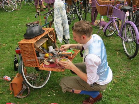 The Tweed Run is a metropolitan bicycle ride with a bit of style. Description from emmacornes.com. I searched for this on bing.com/images Bicycle Crafts, Bike Camper, Picnic Planning, Bike Food, Bicycle Camping, Leather Bicycle, Chuck Box, Tweed Run, Camping Box