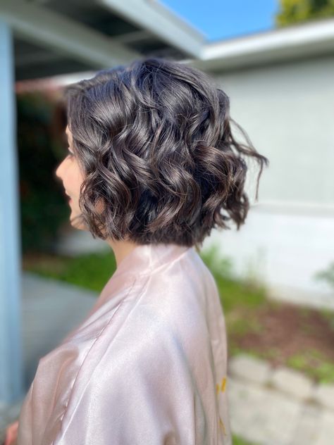 Vacation Short Hairstyles Beach, Short Hair Curl Styles Wedding, Fancy Bob Hairstyles Wedding, Short Curled Hairstyles Wedding, Bridal Hair Short Bob Curls, Wedding Hair Bob With Bangs, Short Hairstyle Party Wedding, Wedding Guest Hairstyles For Short Hair Curls, Short Dark Hair Wedding Styles