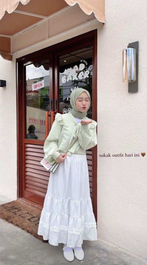 Klik link untuk belanja White Skirt Outfit Ideas Hijab, White Skirt Outfit Hijab, White Dress Hijab, Korean Style Hijab, Outfit Muslim, White Skirt Outfits, Outfits Pastel, Rok Outfit, Ootd Hijab Casual