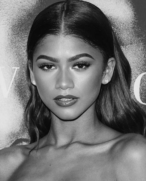 Blacpire Magazine on Instagram: “Zendaya appreciation post 🖤” Zendaya Black And White, Mode Zendaya, Black And White Photo Wall, Black And White Face, Person Drawing, Black And White Picture Wall, Portraiture Drawing, Celebrity Drawings, Face Photography