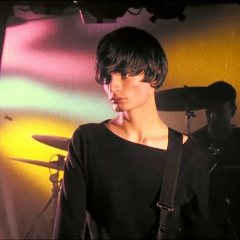 Radiohead Jonny Greenwood, I Love Radiohead Pfp, Jonny Radiohead, Johnny Greenwood 90s, Thom Yorke Jonny Greenwood, Radiohead Pfp Aesthetic, Radiohead Matching Pfp, Thom Yorke Pfp, Jonny Greenwood 90s