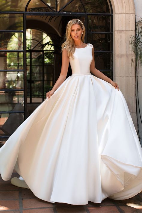 Wedding Dress Cinderella, Moonlight Wedding Dress, Boat Neck Wedding Dress, Sukienki Maksi, Wedding Dresses Lace Ballgown, Elegant Ball Gowns, Pleated Gown, Pnina Tornai, Wedding Dress With Pockets