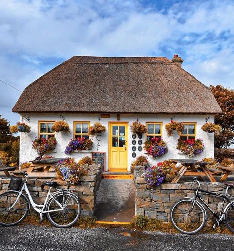 Top 10 things to do and see on the Aran Islands, Ireland Aran Islands Ireland, Irish Architecture, Ireland Aesthetic, Best Of Ireland, Cosy Cafe, Aran Islands, Galway City, Irish Cottage, Thatched Cottage