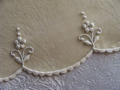 Machine Embroidery Scalloped Edge, Lace Embroidery Pattern, Regency Embroidery Patterns, Needle Lace Edging, Motifs Perler, Cutwork Embroidery, Pola Sulam, Scallop Edge, Handwork Embroidery Design