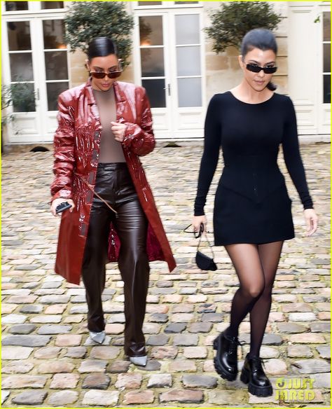 Kim & Kourtney Kardashian Step Out in Style While Filming 'KUWTK' in Paris! Kourtney Kardashian Street Style, Kim Kardashian Style Winter, Kardashian Winter Style, Kylie Kardashian, Kim And Kourtney, Kourtney Kardashian Style, Kardashian Photos, Kardashian Outfit, Dress Up Outfits