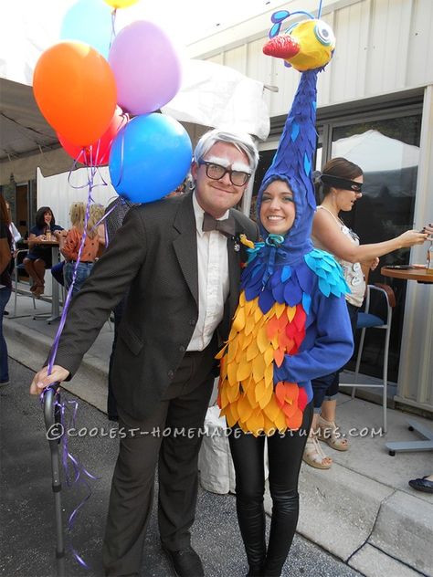 Pixar's UP Themed DIY Costumes Disfraz Up, Pixar Halloween Costumes, Wagon Halloween Costumes, Pixar Costume, Disney Cosplay Ideas, Run Disney Costumes, Up Halloween Costumes, Diy Costumes Women, Book Day Costumes