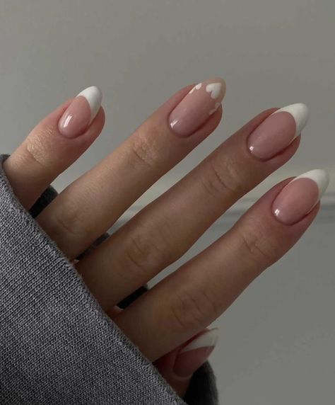 Trending White Nails, White Nails Christmas Design, Nails Coffin White, White Nails Christmas, White Nails With Heart, Nail Art White Nails, White Nails Coffin, Nails With Rhinestones White, White Nails French