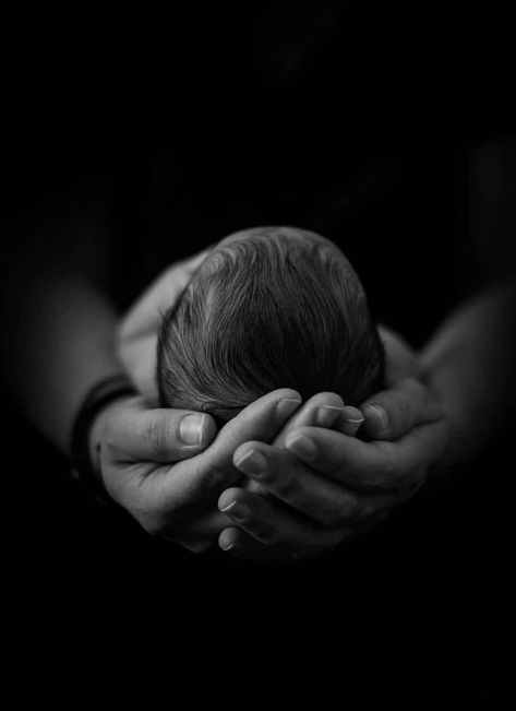 Baby Pictures Newborn, Newborn Photography Poses, Dad And Baby, Cute Mobile Wallpapers, Baby Black, Foto Shoot, Baby Images, Couples Poses For Pictures, Newborn Pictures