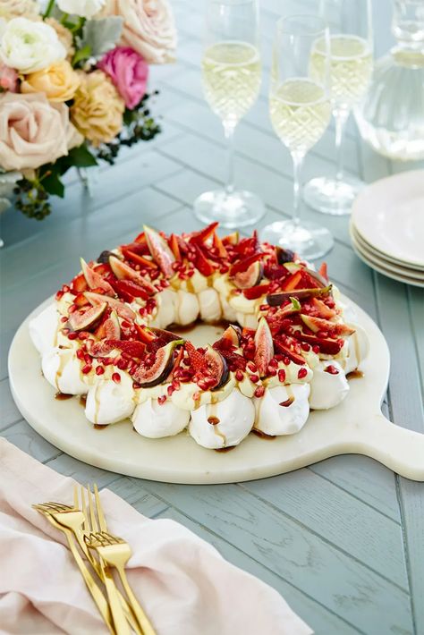 Wreath Pavlova, Pavlova Wreath, Summer Xmas, Strawberry Dessert Recipes, Pavlova Recipe, Festive Desserts, Kitchen Outdoor, Christmas Lunch, Wine Desserts