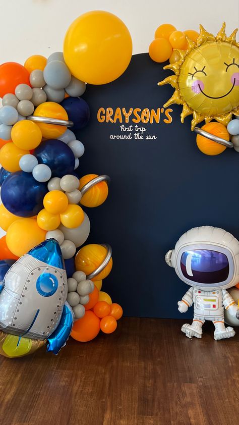 Astronaut Balloon, Balloon Birthday Themes, Sun Birthday, Astronaut Party, Boys First Birthday Party Ideas, Boy Birthday Decorations, Boys 1st Birthday Party Ideas, Baby Birthday Decorations, Astronaut Birthday