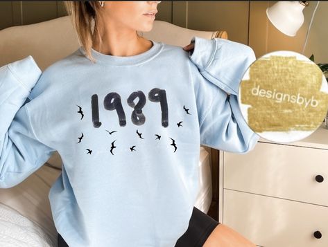 Taylor Swift 1989 Sweatshirt 1989 Taylor Swift Sweatshirt, 1989 Taylor Swift Shirt, Taylor Swift Sweatshirt Design, Diy Taylor Swift Shirt, Taylor Swift T Shirts, Taylor Swift T Shirt Ideas, Taylor Sift, Taylor Sweatshirt, 1989 Sweatshirt