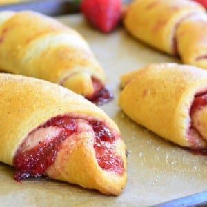 Strawberry Vanilla Crescent Rolls. Beautiful, sweet, fruity, aromatic, and easy breakfast and brunch! PERFECT for Mother's Day. Strawberry Crescent Rolls, Creasant Roll Recipes, Crossiant Recipes, Easy Crescent Roll Recipes, Crescent Roll Recipes Dessert, Crossant Recipes, Crescent Roll Dessert, Will Cook For Smiles, Breakfast Tart