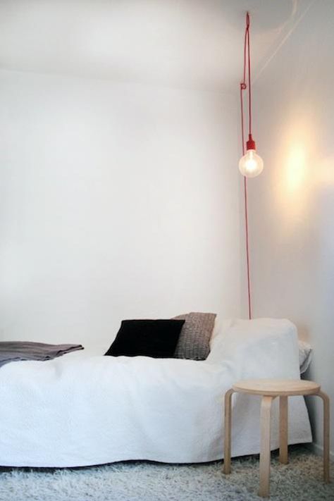 didn't realize a single lightbulb could look so festive Diy Luminaire, Lampe Decoration, Design Del Prodotto, Bedroom Lighting, Reading Light, My New Room, Small Bedroom, Bedroom Inspirations, Home Bedroom