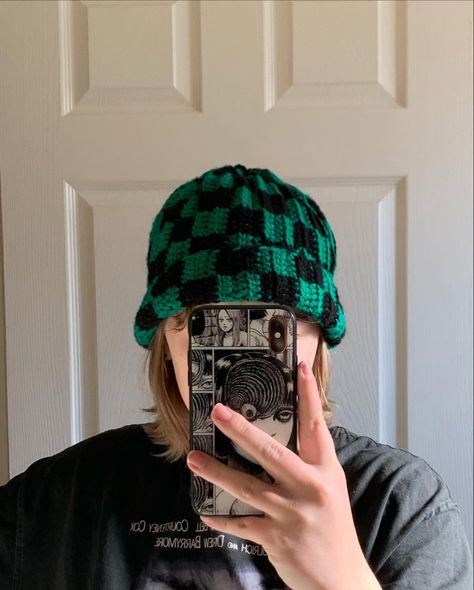 Picture of a girl in front of mirror, holding phone in front of her face and is wearing a crochet checkered beanie that is green and black. Cool Beanies Crochet, Masculine Crochet Projects, Black And Green Crochet, Black Beanie Crochet, Black Beanie Outfit, Easy Pumpkin Painting Ideas, Easy Pumpkin Painting, Checkered Crochet, Cool Beanies