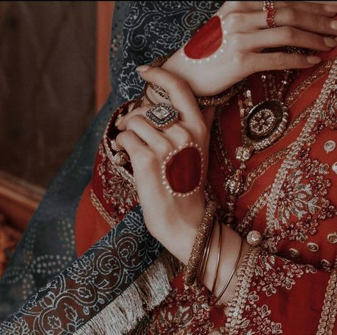 Aesthetic dp Alta Hand Photography, Aalta Design Hand Aesthetic, Bengali Photoshoot In Saree, Alta Design Bengali Hands, Alta Design Bengali, Aesthetic Dp Ideas, Alta Design, Aesthetic Dpz, Vintage Photography Women