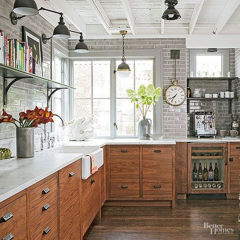 Give your kitchen the attention it deserves! Paint it. Stain it. Fix it. Use it. Find out everything you need to know about transforming your kitchen into a shabby chic space with these easy (and cheap) decorating tips. Eclectic Kitchen, 아파트 인테리어, Chic Kitchen, Industrial Kitchen, Upper Cabinets, Design Industrial, Trendy Kitchen, Kitchen Redo, Wooden Cabinets