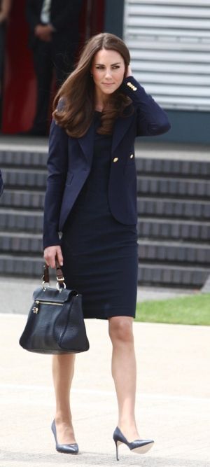 Kate Middleton Stil, Smythe Blazer, Düşes Kate, Navy Suits, Roland Mouret Dress, Looks Kate Middleton, Estilo Real, Middleton Style, Catherine Middleton