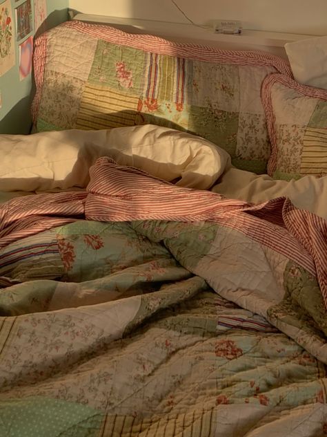 Quilt Bedding Aesthetic, Grandma Core Bedroom, Nostalgic Room, Dreamy Room, Dream Room Inspiration, Room Makeover Inspiration, Cozy Room, Room Inspiration Bedroom, Room Ideas Bedroom