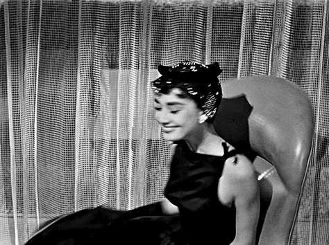 audrey hepburn in sabrina — gif Audrey Hepburn Gif, Sabrina Audrey Hepburn, Aubrey Hepburn, Audrey Hepburn Photos, Old Hollywood Actresses, Holly Golightly, Audrey Hepburn Style, Audrey Hepburn, Old Hollywood