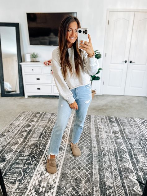 Clog shoes. Fall fashion. Distressed jeans. Cropped crewneck sweatshirt. Mom style. Easy outfits. Trendy look. Clogs With Leggings, Clogs And Jeans, Fall Clogs Outfit, Outfits With Clogs, Fall Clogs, Clog Outfit, Style For Fall, Clogs Outfit, Clog Style