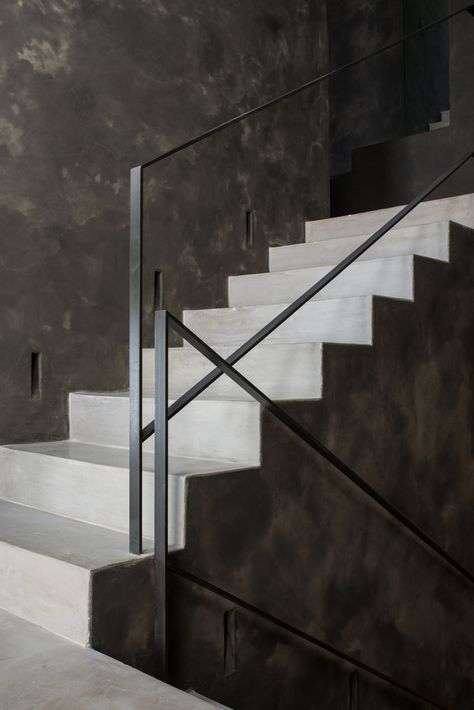 Handrail Staircase, Hand Railing, Stairs Railing, Interior Stair Railing, Stair Rails, Modern Stair Railing, Concrete Effect Paint, Handrail Design, Staircase Handrail