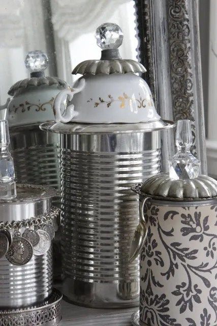 Recycled Containers, Recycled Tin Cans, Tin Can Art, Altered Tins, Recycled Tin, Tin Canisters, Tin Can Crafts, Decor Shabby Chic, Tin Cans