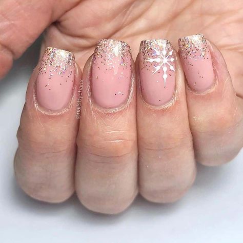 Gold Snowflake Nail Art, Pink And Silver Snowflake Nails, Pink And Gold Winter Nails, Nude December Nails, Rose Gold Snowflake Nails, Christmas Nails Nude Glitter, Christmas Nails Pink And Gold, Christmas Nails Snowflake Glitter, Christmas Nails Glitter Tips