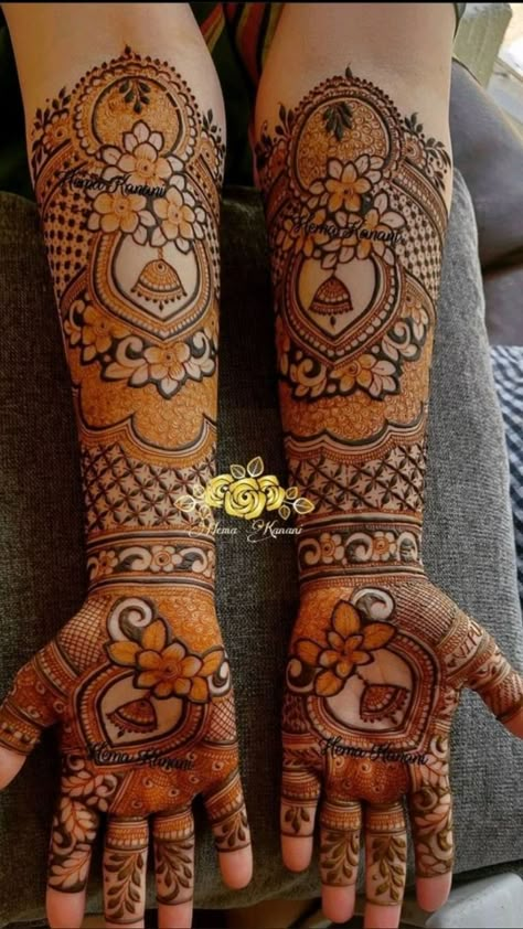 Henna Finger Designs, Brides Mehndi, Stylish Back Hand Mehndi, Latest Mehndi Designs Wedding, Mehndi Bridal, Beautiful Simple Mehndi Design, Henna Flower Designs, Front Mehndi Design, Mehndi Outfit