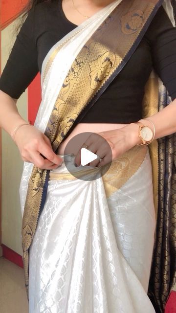 Drape Silk Saree, Sari Draping Styles, Saree Hacks, How To Wear A Sari, Saree Packing, Sari Draping, After C Section Workout, Neetu Singh, Saree Drapes