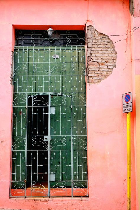 Beautiful Colors and Geometry of the Cuban Architecture-30 Cuban Interior Design, Cuban Decor, Cuban Architecture, Cuban Cafe, Trip To Cuba, Moodboard Inspo, Colourful Living Room Decor, Cuban Art, Indian Home Design