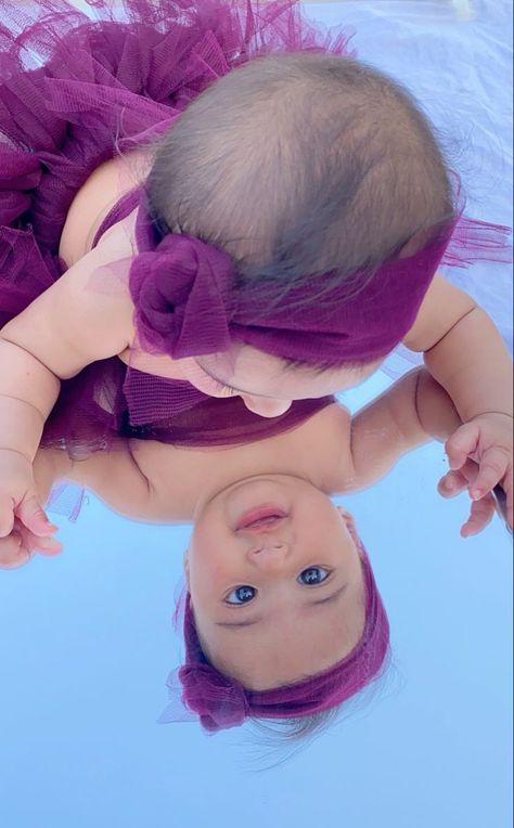 Mirror Baby Photoshoot, Baby Mirror Photoshoot, Baby Mirror Pictures, Creative Baby Photoshoot Ideas, Baby Girl Photoshooting Ideas, Cute Baby Photoshoot Ideas, Mirror Photoshoot, Baby Photography Poses, Baby Mirror