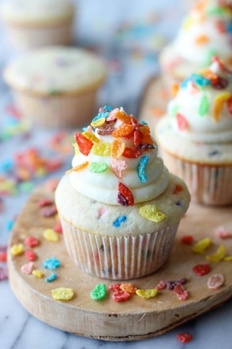 Best Mac And Cheese Recipe Easy, Fruity Pebble Cupcakes, Cake Feta, Cupcake Topping, Fruity Pebble, Best Mac N Cheese Recipe, Funfetti Cupcakes, Easy Cupcake Recipes, Easy Cupcakes