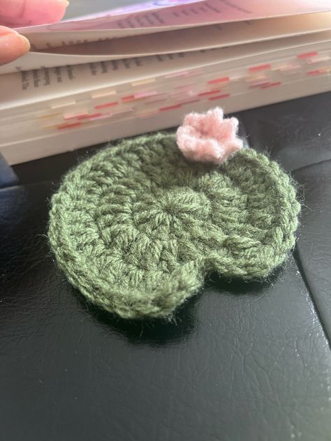 Lily Pad Coaster | Crochet Gift, Home Decor Crocheted Flower Coasters, Crochet Costers Ideas, Crochet Coaster Ideas, Crochet Lily Pad, Cookies Crochet, Crochet Nature, Crochet Flower Coaster, Family Christmas Presents, Coaster Crochet Pattern