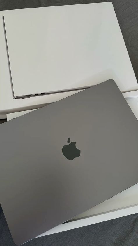 Macbook Space Grey Aesthetic, Macbook Air M2 Space Grey, Macbook Air Space Grey Aesthetic, Macbook Air Space Grey, Macbook Space Grey, Apple Laptop Macbook, Sneakerhead Room, Apple Macintosh, 2024 Goals