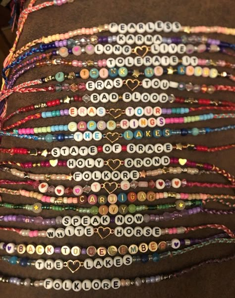 Taylor Swift Friendship Bracelet Fearless, Taylor Swift Eras Tour Friendship Bracelets, Taylor Swift Concert Bracelet, The Eras Tour Friendship Bracelets, Taylor Swift Eras Bracelet Ideas, Taylor Swift Eras Tour Bracelets, The Eras Tour Bracelets, Friendship Bracelets Beads, Taylor Friendship Bracelet