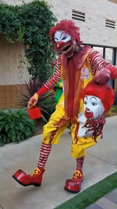 Family Halloween Costume Ideas, Scary Clown Costume, Family Halloween Costume, Horror Halloween Costumes, Clown Horror, Halloween Clown, Halloween Makeup Scary, Scary Costumes, Scary Clowns