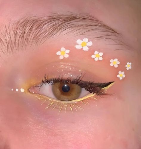 Cute Yellow Makeup, Flower Eye Makeup Tutorial, Fun Easy Eyeliner, Simple Festival Makeup Looks, Flower Eyeshadow Looks, Eyeliner Looks Colorful, Flower Eye Makeup Looks, Sunflower Eye Makeup, Makeup Jaune